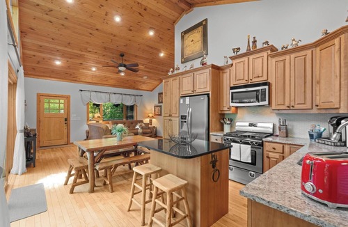 Franklin Cabin | Mountain luxury escape near Highlands with hot tub