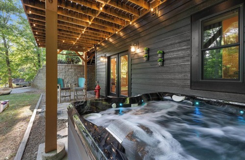 Franklin Cabin | Mountain luxury escape near Highlands with hot tub
