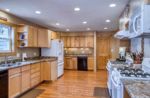 Frisco Ski Chalet | Mountain Meadow Lodge Dog-Friendly Hot Tub