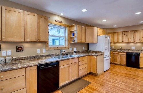 Frisco Ski Chalet | Mountain Meadow Lodge Dog-Friendly Hot Tub