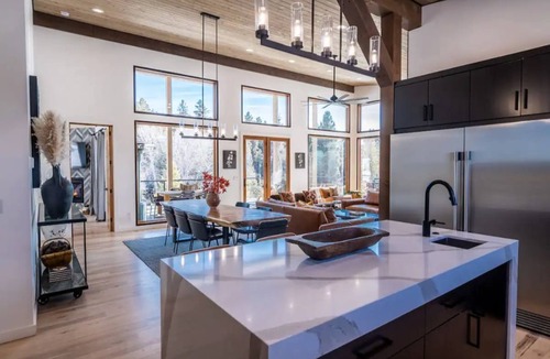 Victor House | Mountain Modern Retreat w/Hot Tub