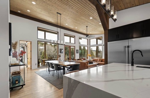 Victor House | Mountain Modern Retreat w/Hot Tub