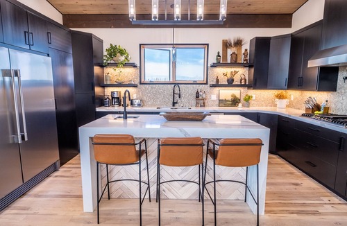 Victor House | Mountain Modern Retreat w/Hot Tub