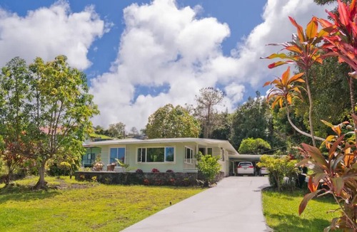 Kealakekua House | Mountain Oasis: Modern Plantation Home