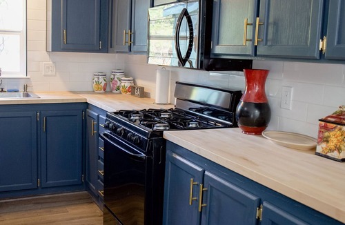 Kelseyville Cabin | Mountain Oasis: Newly Updated Cabin Unveils Rustic Charm