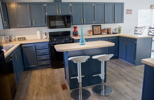 Kelseyville Cabin | Mountain Oasis: Newly Updated Cabin Unveils Rustic Charm