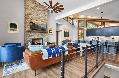 Ellijay Cabin | Mountain Oasis ~ PRIVATE outdoor pool, pickleball/basketball court, fire pit, hot tub, views!