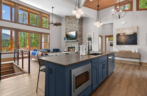 Ellijay Cabin | Mountain Oasis ~ PRIVATE outdoor pool, pickleball/basketball court, fire pit, hot tub, views!