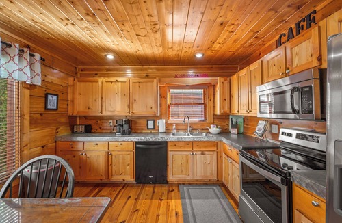 Sevierville Cabin | Mountain Paradise Awaits: A Luxurious Escape Packed with Comfort, Fun & Serenity