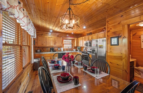 Sevierville Cabin | Mountain Paradise Awaits: A Luxurious Escape Packed with Comfort, Fun & Serenity