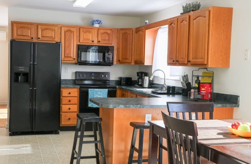 Oak Hill House | Mountain retreat/Hot Tub/Ski/Hike/Water Park/WIFI/Fire Pit
