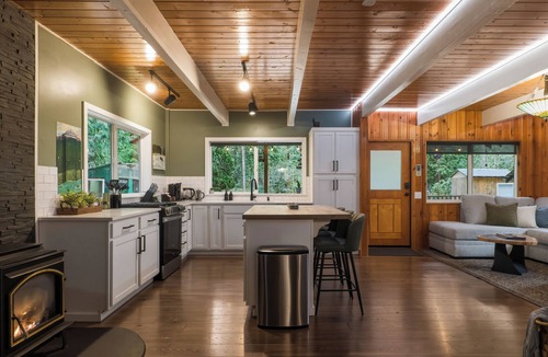 Index Cabin | Mountain Retreat -Hot Tub -Fire Pit -Stevens Pass -River Access -Pet Friendly