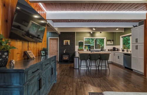 Index Cabin | Mountain Retreat -Hot Tub -Fire Pit -Stevens Pass -River Access -Pet Friendly