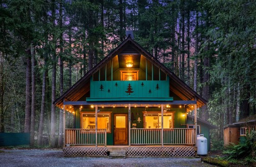 Index Cabin | Mountain Retreat -Hot Tub -Fire Pit -Stevens Pass -River Access -Pet Friendly