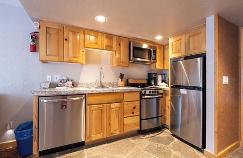 Olympic Valley Hotel | Mountain Retreat! Full Kitchen, Outdoor Spa Tub, Free Parking!