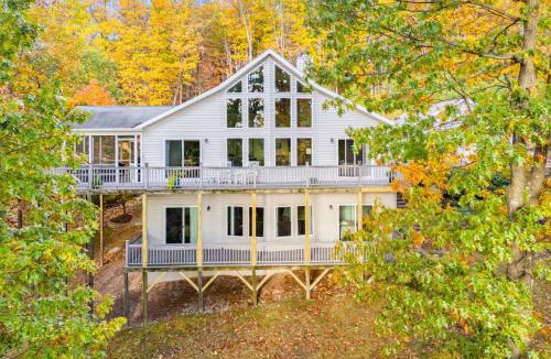 The Woods House | Mountain retreat w deck, game room & dog-friendly