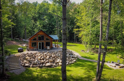 Glenfield Cabin | Mountain River Log Cabin on Otter Creek Scenic Natural Soaking Pool