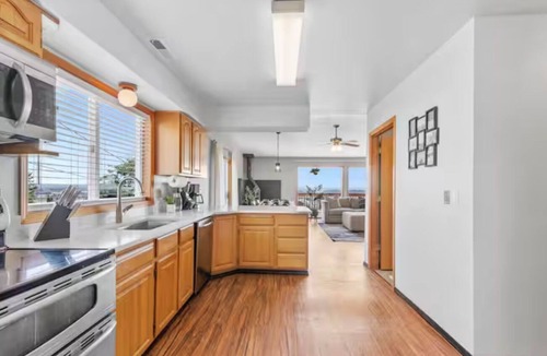 Northwest Portland Apartment | Mountain & River View ‧ Spacious ‧ Modern Home!