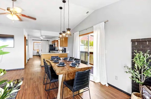 Northwest Portland Apartment | Mountain & River View ‧ Spacious ‧ Modern Home!