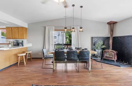 Northwest Portland Apartment | Mountain & River View ‧ Spacious ‧ Modern Home!