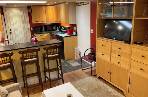 Camden House | Mountain & River Views - 2 bdrm - pet friendly - multi-week discounts