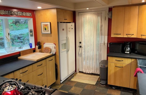 Camden House | Mountain & River Views - 2 bdrm - pet friendly - multi-week discounts