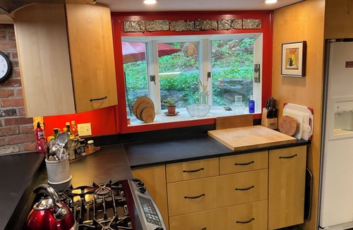 Camden House | Mountain & River Views - 2 bdrm - pet friendly - multi-week discounts