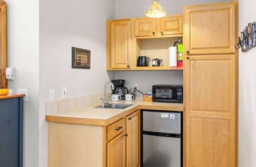 Estes Park Cabin | Mountain Shadows Resort
