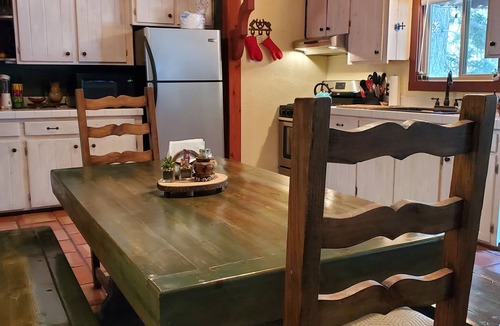 Cloudcroft Cabin | Mountain skiing hiking, hunting 2 B&B, stocked kitchen, 3TVs, front & back deck