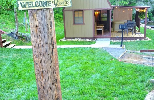 Flag Pond Apartment | Mountain Tiny Home on Bold Stream w Hot Tub!