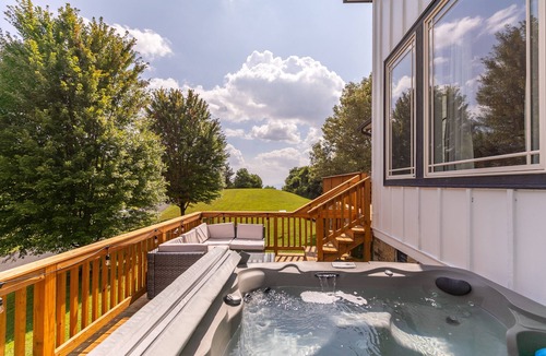 Altamont House | Mountain Top at Linville Falls: Amazing Views! Hot Tub! Pet Friendly! Near Linville Falls Winery!