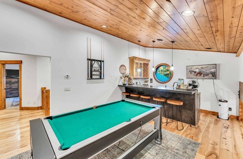 Pla-Vada Woodlands House | Mountain-Top Chalet Near Skiing with Hot Tub