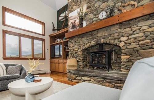 Pittsfield House | Mountain Top Fresh Pond Hot Tub