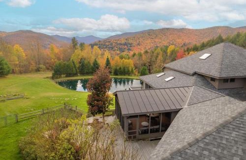 Pittsfield House | Mountain Top Fresh Pond Hot Tub