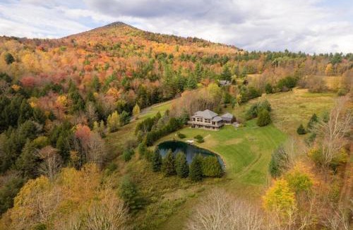 Pittsfield House | Mountain Top Fresh Pond Hot Tub