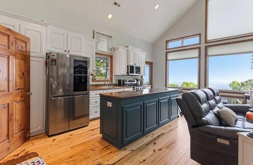 Cliff Ridge Colony House | Mountain-top retreat with breathtaking mountain & valley views. Pet Friendly.