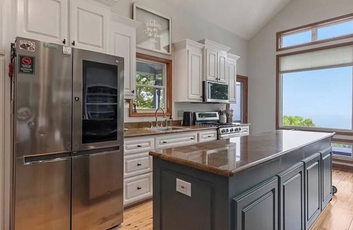 Cliff Ridge Colony House | Mountain-top retreat with breathtaking mountain & valley views. Pet Friendly.