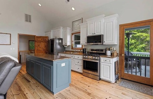 Cliff Ridge Colony House | Mountain-top retreat with breathtaking mountain & valley views. Pet Friendly.