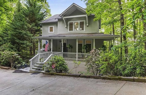 Cliff Ridge Colony House | Mountain-top retreat with breathtaking mountain & valley views. Pet Friendly.