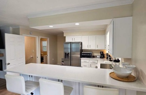 Ashley Oaks House | Mountain Vibe, Dog Friendly, 2 Kitchens, 2 Living Rooms, Sleeps 10, 1900 sq ft