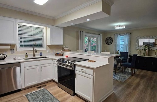 Ashley Oaks House | Mountain Vibe, Dog Friendly, 2 Kitchens, 2 Living Rooms, Sleeps 10, 1900 sq ft