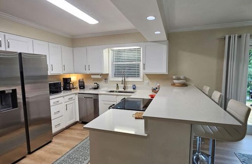 Ashley Oaks House | Mountain Vibe, Dog Friendly, 2 Kitchens, 2 Living Rooms, Sleeps 10, 1900 sq ft