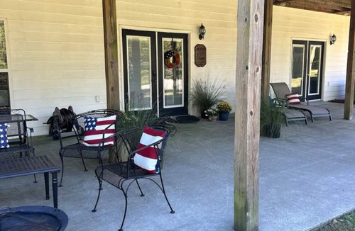 Silver Creek House | Mountain View 5 Queen Bedrooms WiFi FirePit BBQ