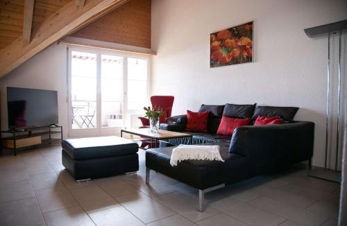Goldiwil Apartment | Mountain View Attic Apartment Goldiwil with Balcony & Parking