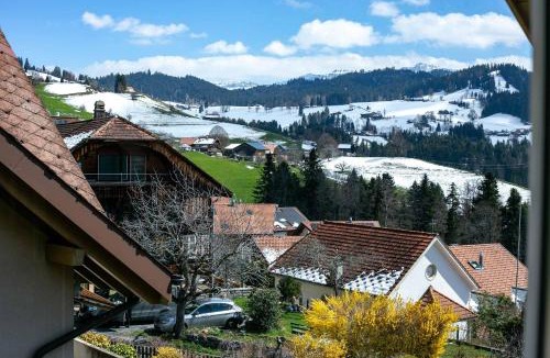 Goldiwil Apartment | Mountain View Attic Apartment Goldiwil with Balcony & Parking