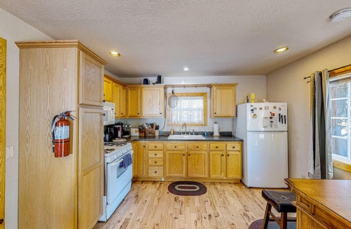 Cedar Glen Cabin | Mountain-view cabin with fireplace, outdoor dining, firepit & wraparound deck