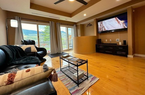 Hunter House | Mountain View Chalet - Sleeps 10
