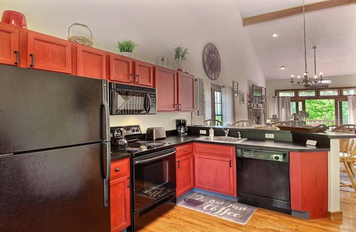 Tannersville House | Mountain View Chateau Deck w/Camelback Views Welcome Gift 200+ 5 Reviews