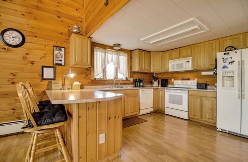 Strong Cabin | Mountain-View Deck! Cabin By Mt Abraham Trails