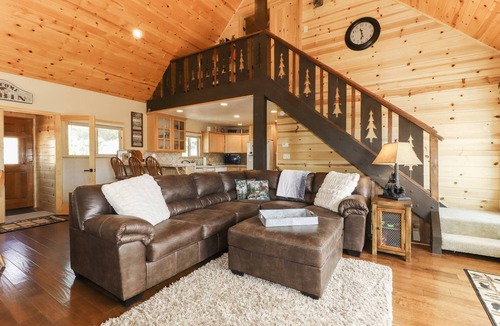 Whispering Forest Cabin | Mountain View Escape by Destination Big Bear : Relaxing Views of the Snow Summit & Bear Mtn! Pool Table! WiFi & Streaming TV!